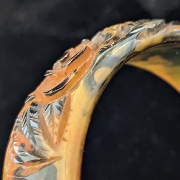 Bakelite! Rare Carved Translucent End of Day Roses Bakelite Bangle Bracelet - Picture 8 of 16